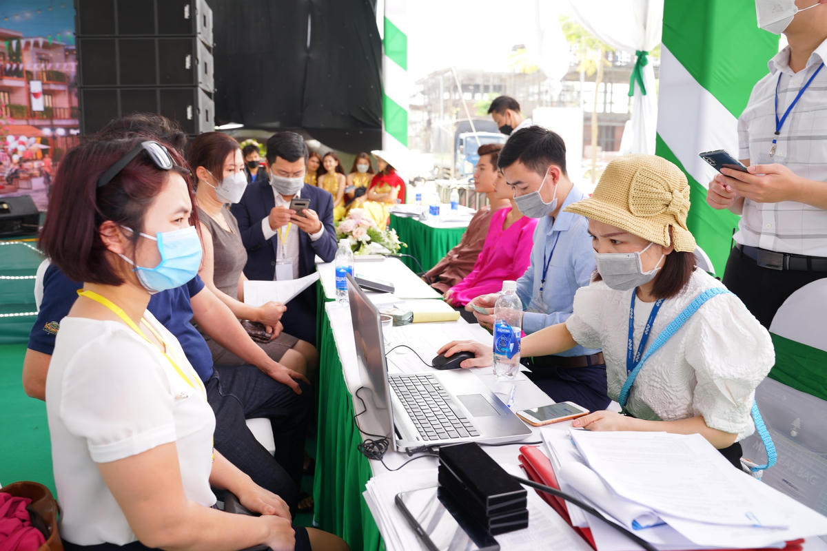 Các quầy tư vấn thu hút đông đảo khách hàng nhờ chính sách bán hàng hấp dẫn.