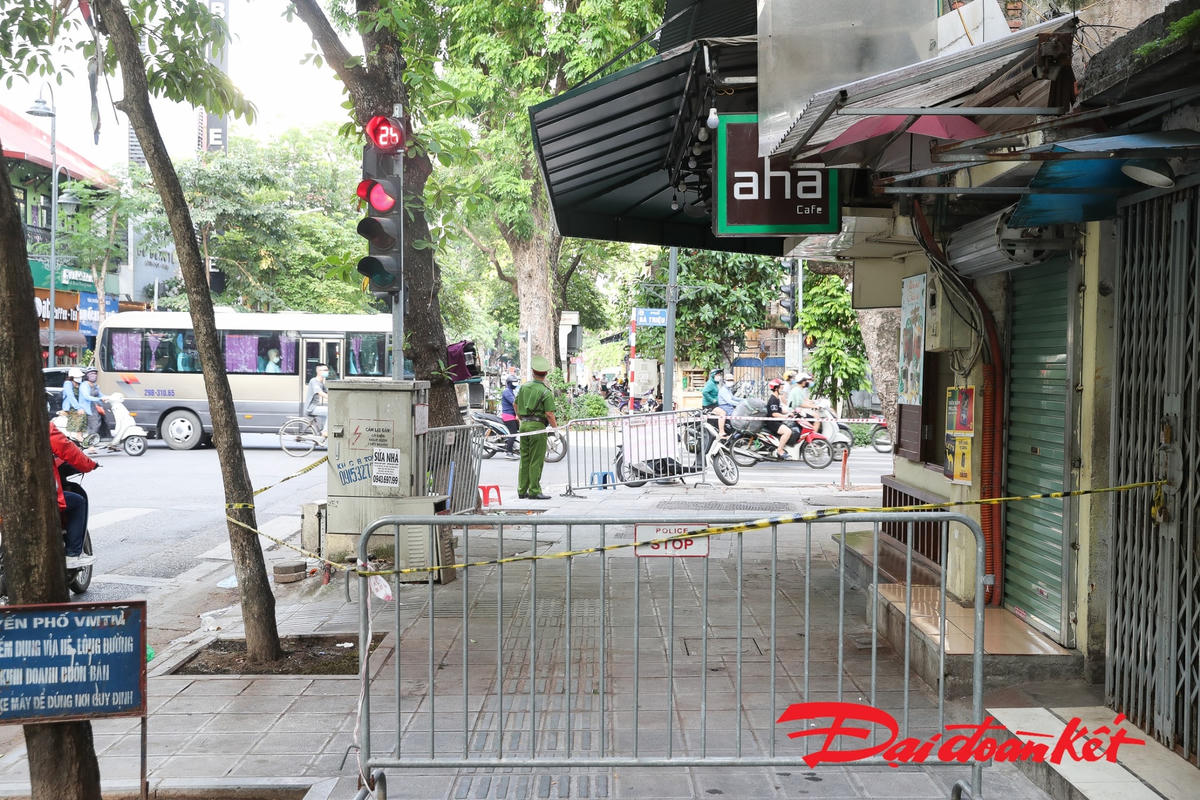 [ẢNH] Triển khai biện pháp phòng dịch tại quận Hai Bà Trưng liên quan 5 ca dương tính 