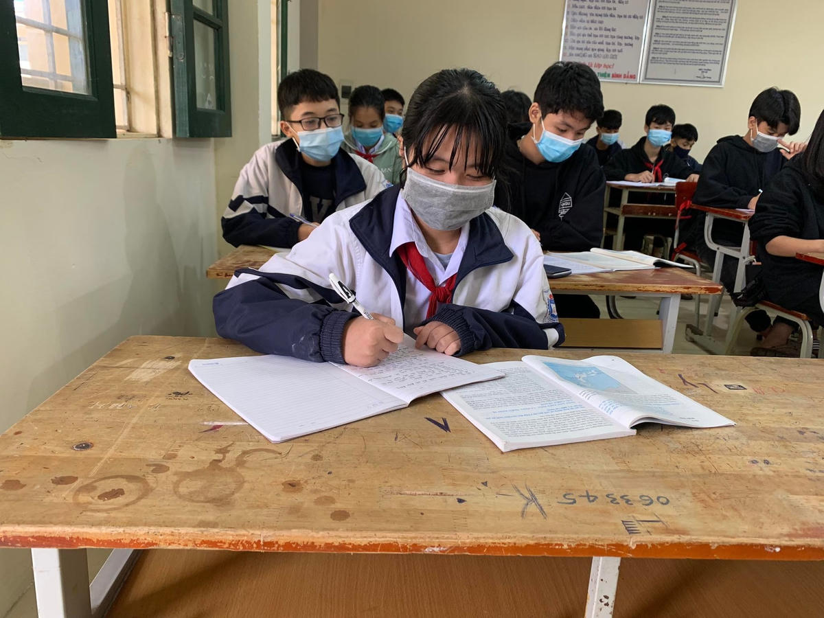 Học sinh Trường THCS Đông Quang tại lớp học.