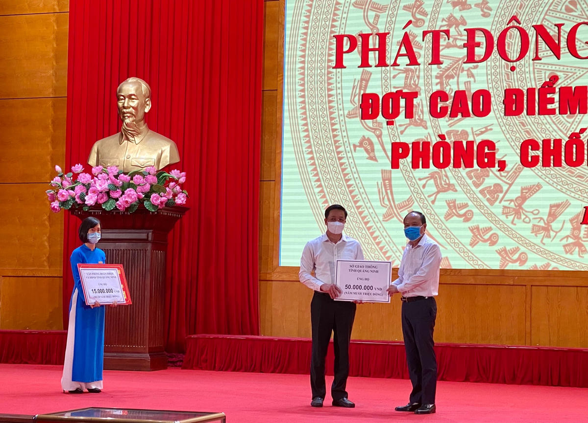 Các đại biểu có mặt tại buổi lễ phát động trực tiếp ủng hộ kinh phí cho công tác phòng chống dịch.
