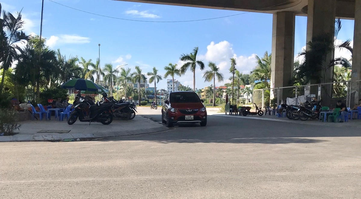 Hàng quán tràn lan chiếm dụng hai bên vỉa hè gây mất mỹ quan đô thị.