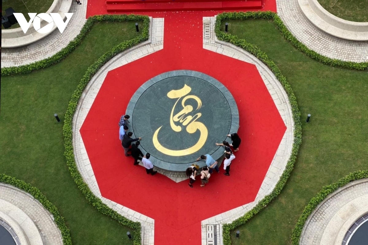 Trung tâm vườn Công lý là hồ phun nước với chữ "Tâm" nằm ở giữa.