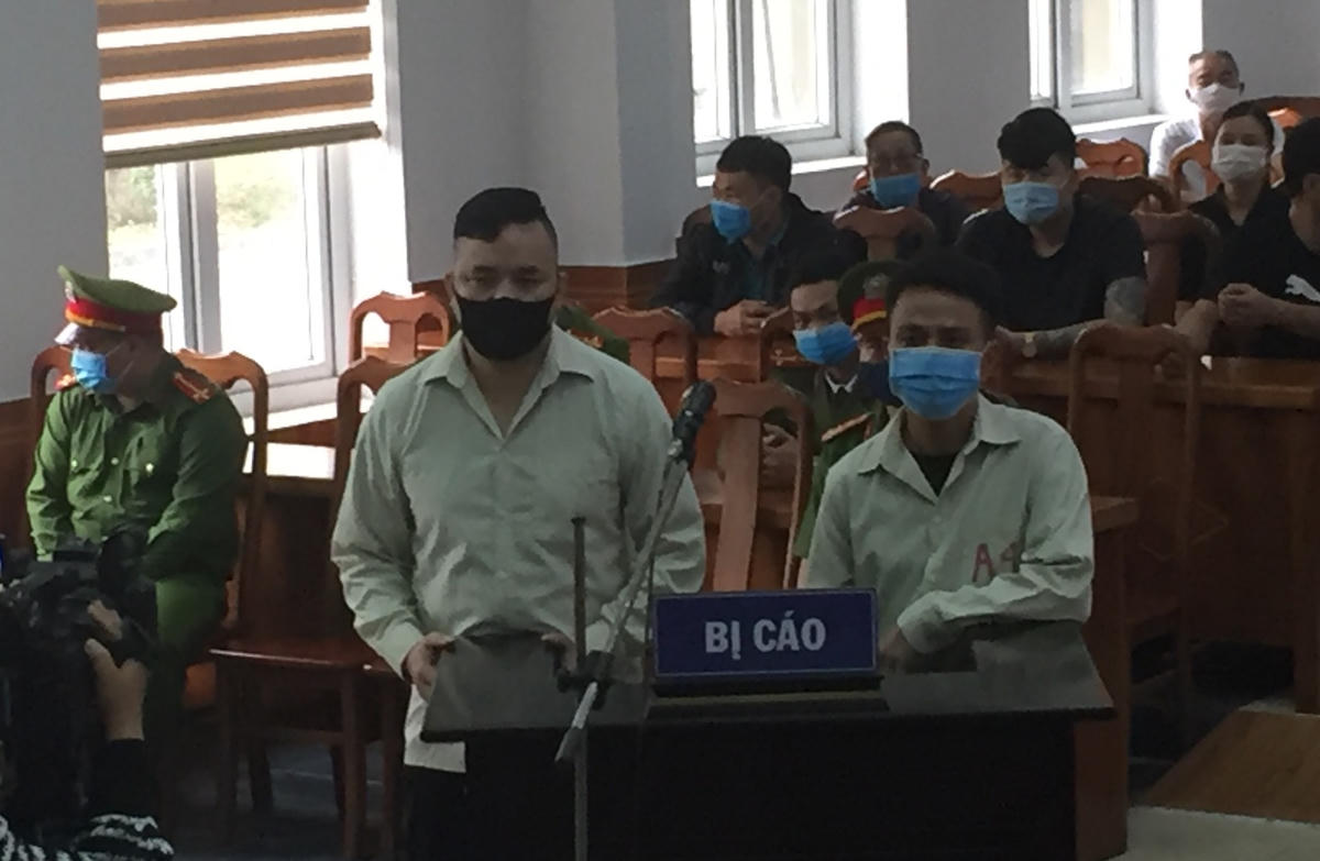 Các bị cáo Trần Văn Hùng và Phạm Văn Thuận tại phiên tòa