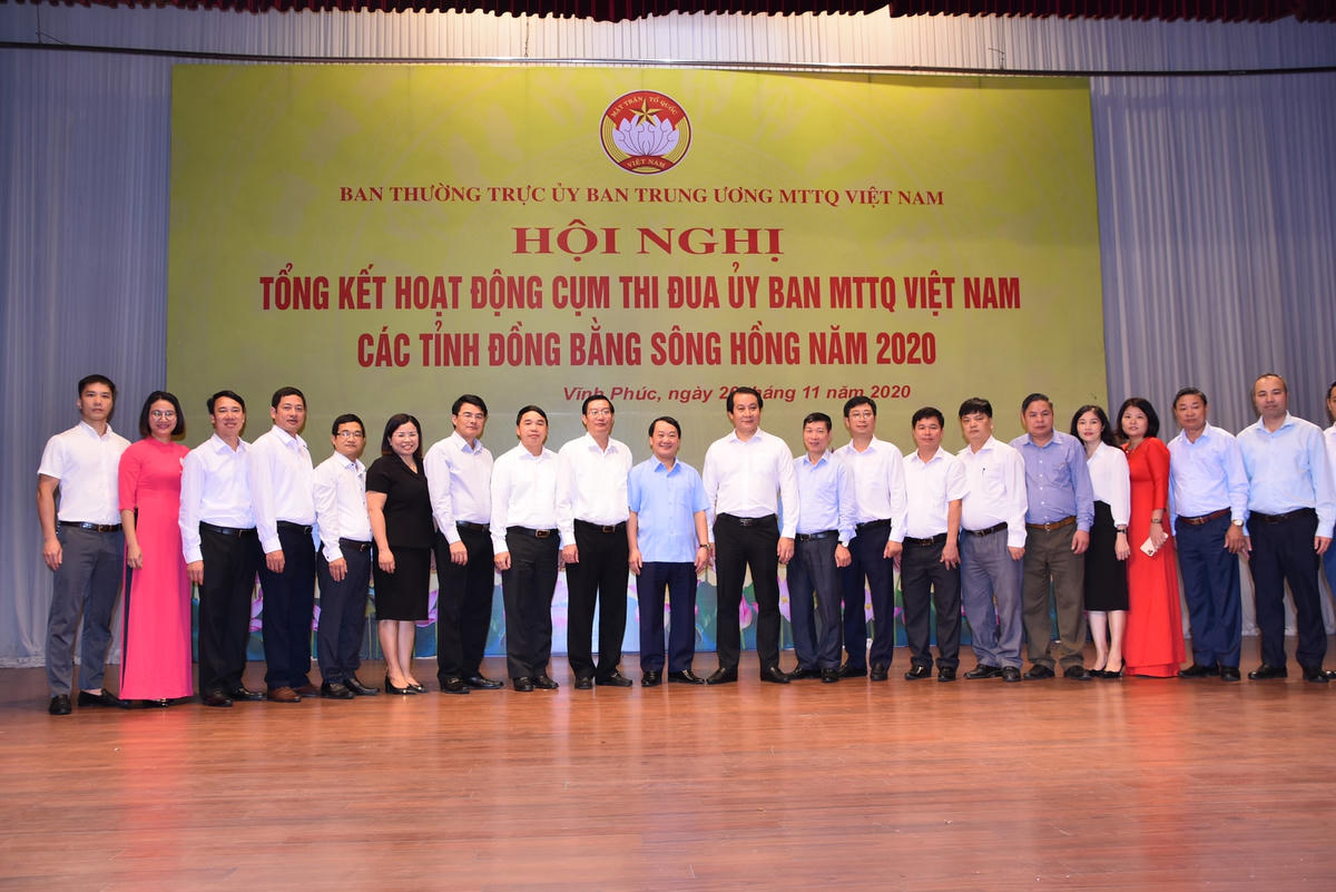 Phó Chủ tịch - Tổng Thư ký Hầu A Lềnh chụp ảnh lưu niệm cùng các đại biểu dự Hội nghị