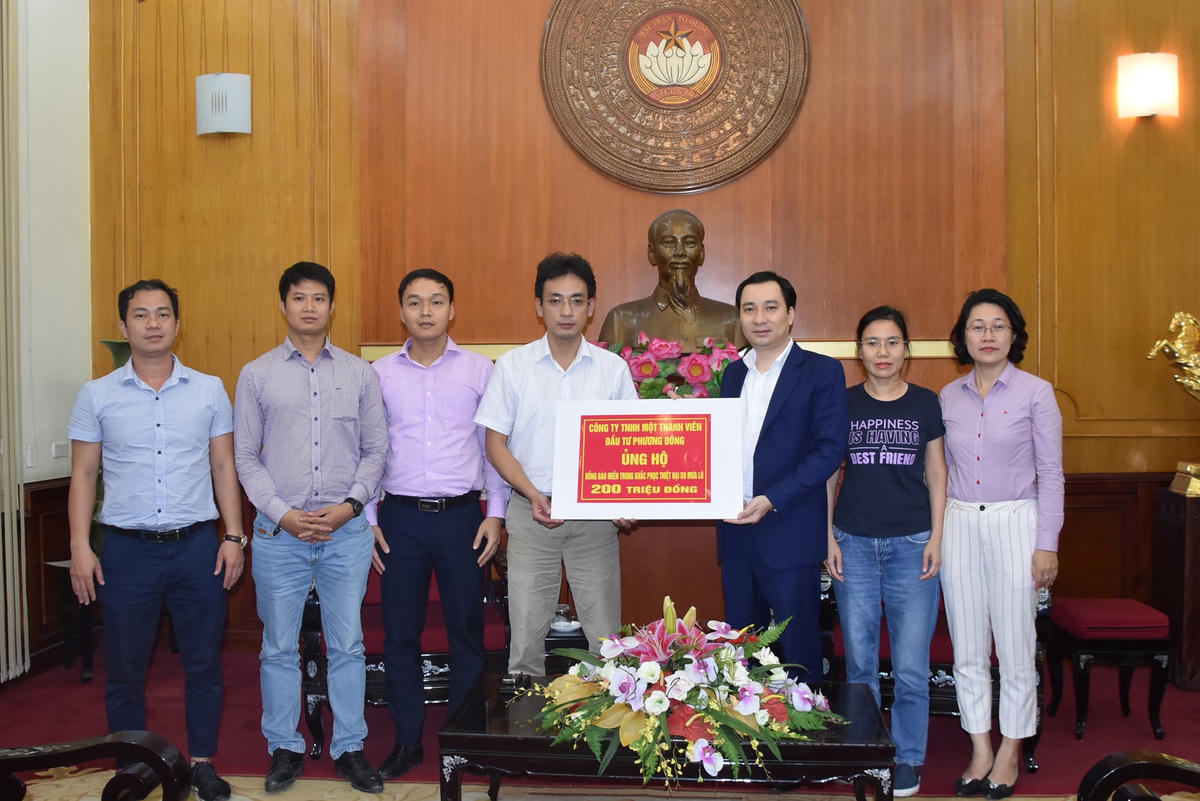 Ông Vũ Văn Tiến, Trưởng ban Tuyên giáo UBTƯ MTTQ Việt Nam tiếp nhận ủng hộ từ Công ty TNHH MTV đầu tư Phương Đông.