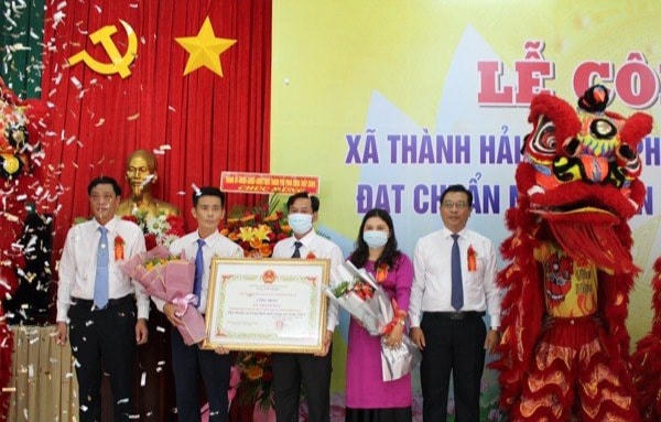 Sở Nông nghiệp và Phát triển nông thôn tỉnh Ninh Thuận trao Bằng công nhận đạt chuẩn nông thôn mới nâng cao  năm 2021 cho  UBND xã Thành Hải.