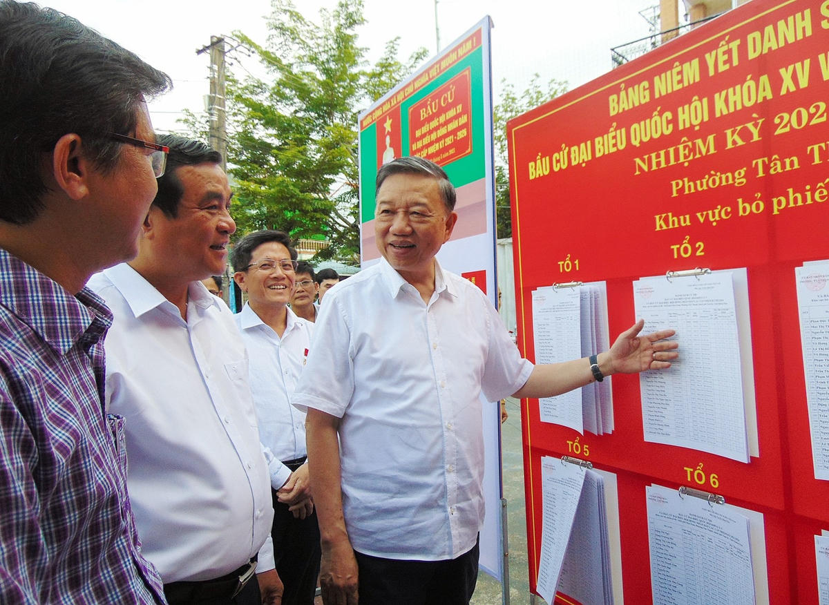Bộ trưởng Tô Lâm đi kiểm tra công tác bầu cử ở Quảng Nam.