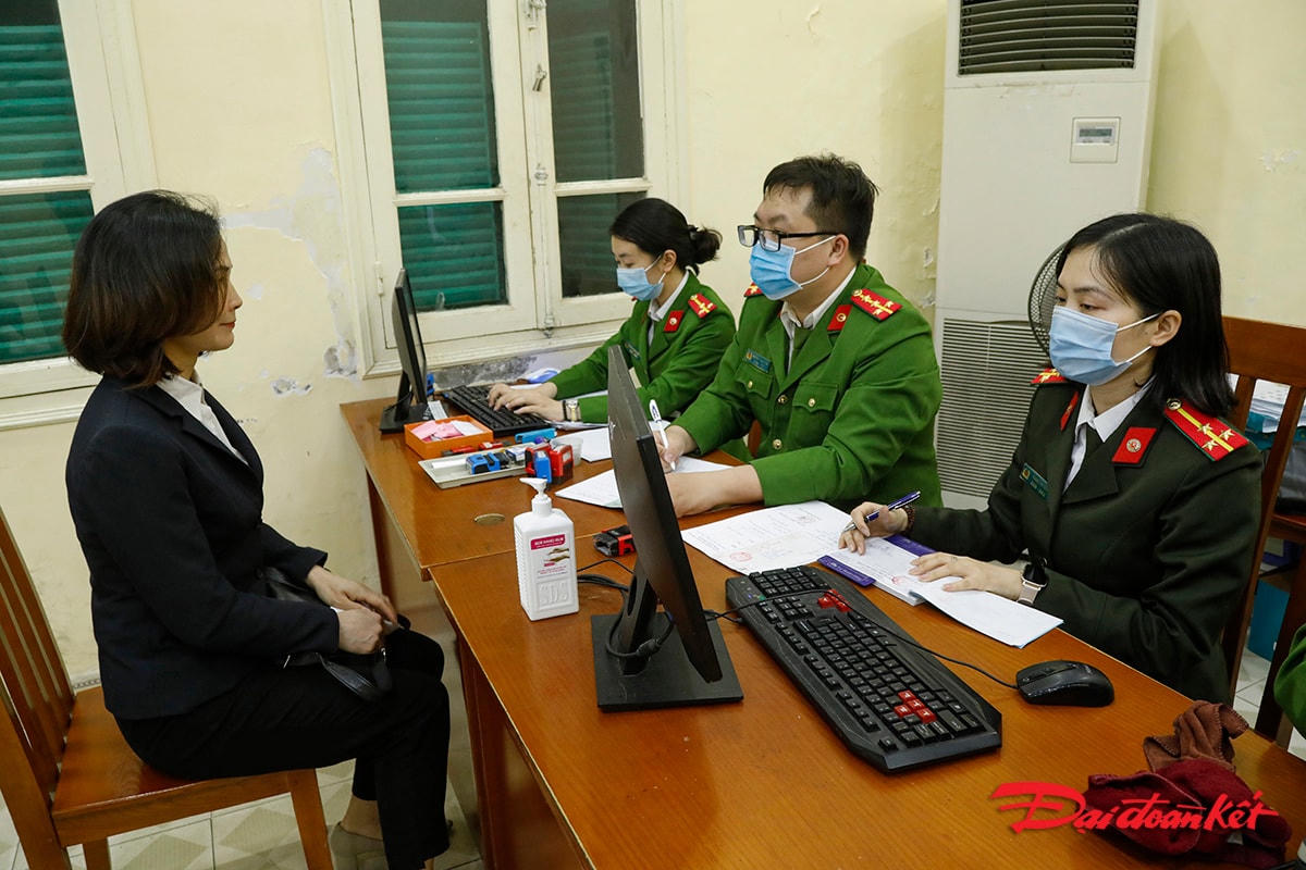 Công an quận Hai Bà Trưng tiếp nhận hồ sơ của công dân tất cả các ngày trong tuần, kể cả thứ bẩy, chủ nhật.