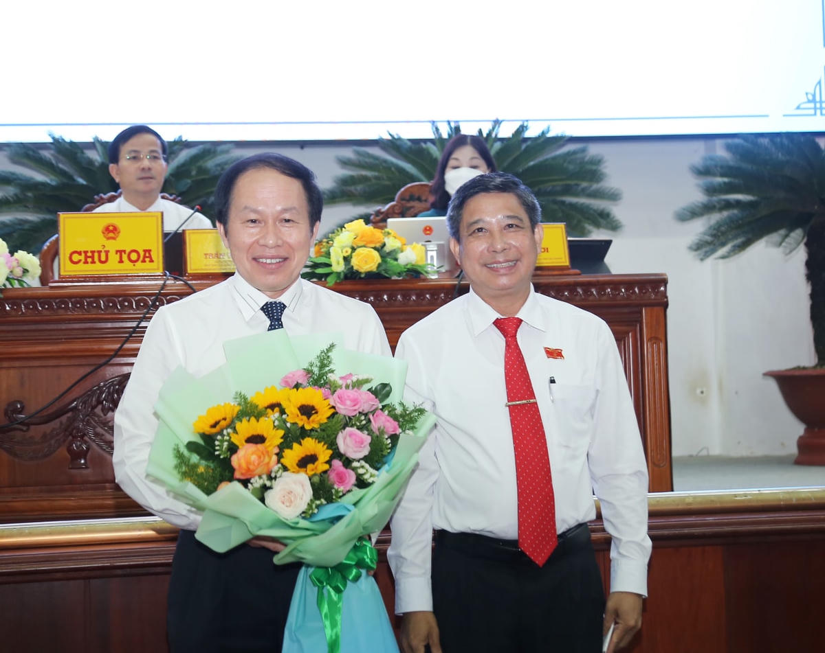 Chủ tịch UBND tỉnh Hậu Giang Đồng Văn Thanh tặng hoa Phó Chủ tịch - Tổng Thư ký Lê Tiến Châu.
