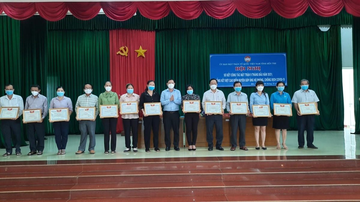 Các tập thể được khen thưởng tại hội nghị.