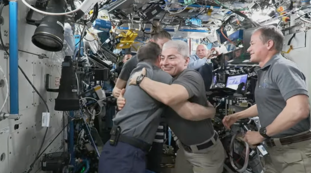 Vande Hei xúc động chia tay các đồng nghiệp trước khi lên tàu quay lại Trái đất. (Ảnh: NASA).