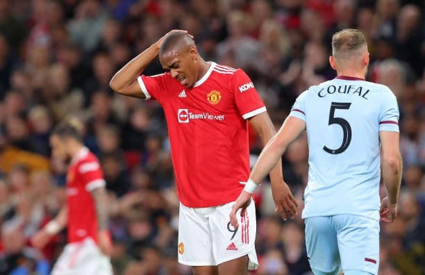 Martial mờ nhạt khi được xếp đá cao nhất trên hàng công.