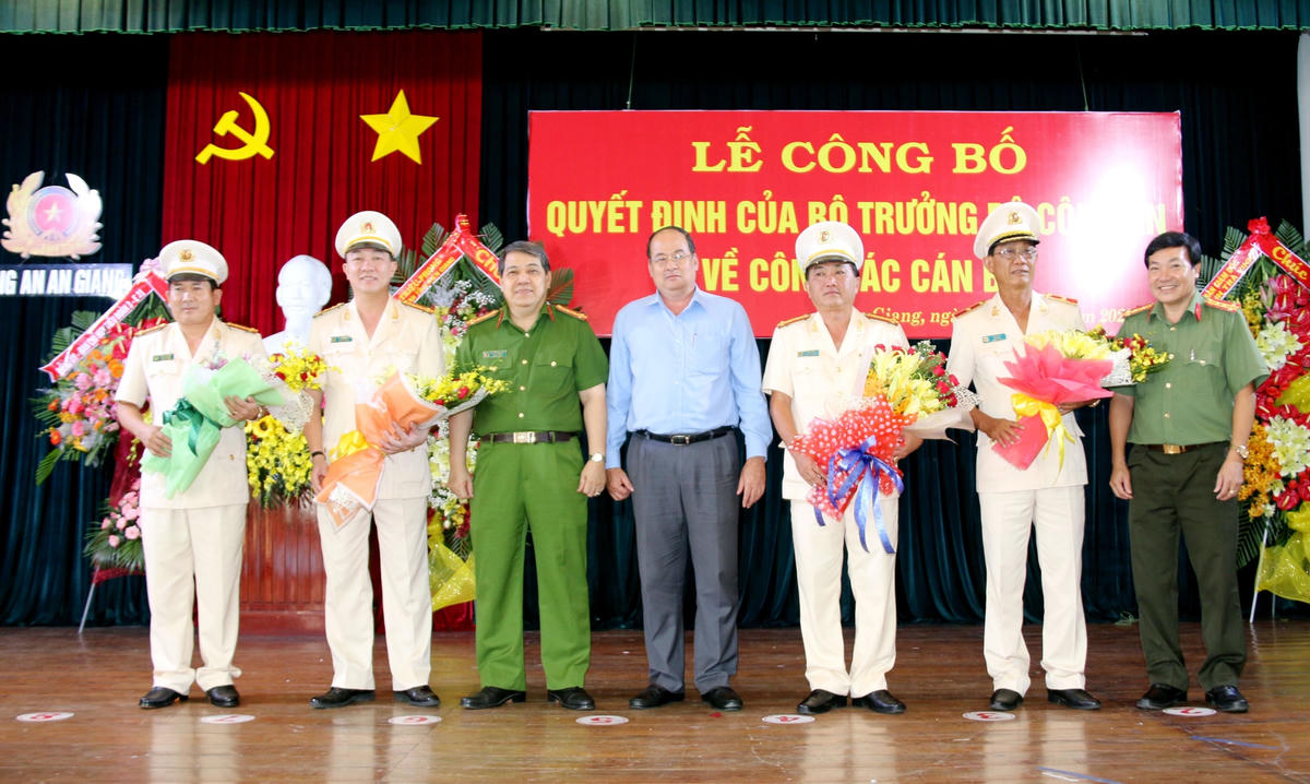 Lãnh đạo Tỉnh uỷ, UBND tỉnh An Giang trao hoa chúc mừn.
