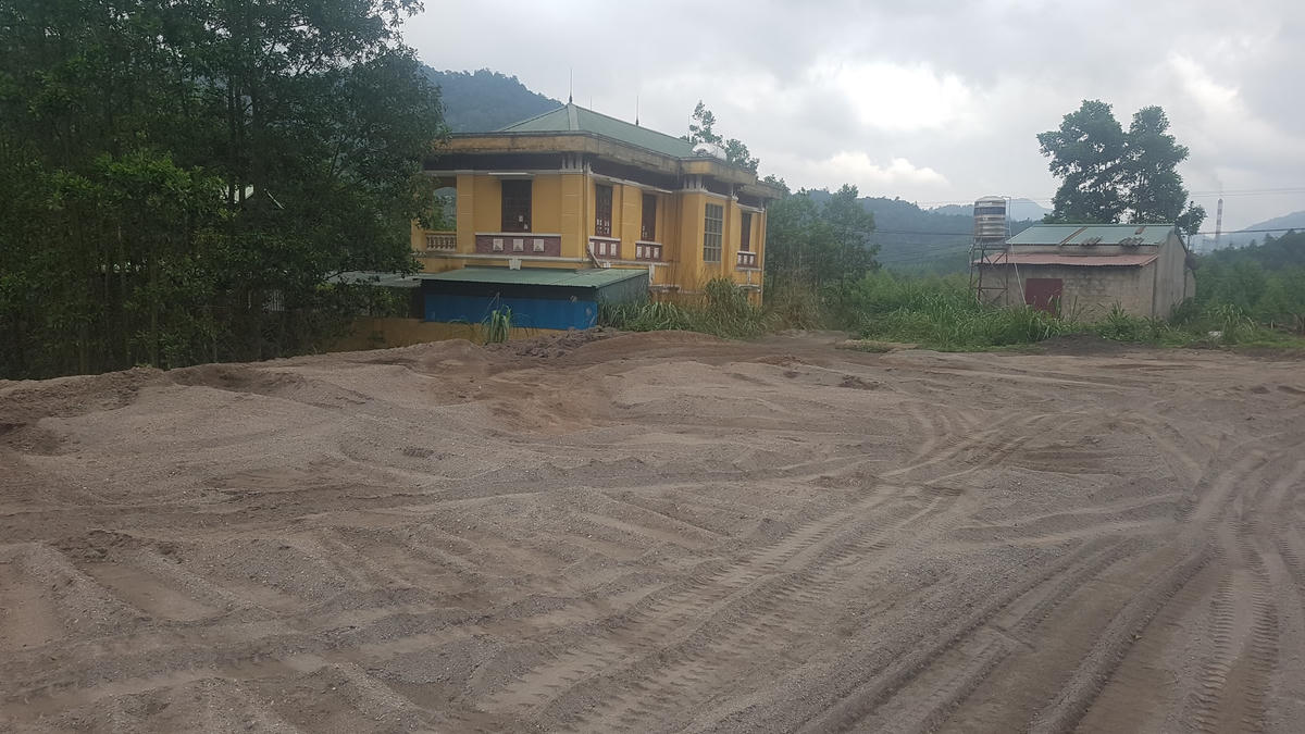 Chất thải tro xỉ được đem đổ ngay phía sau trạm cấp nước sạch cho các hộ dân trong thị trấn. Ảnh: Hà An.