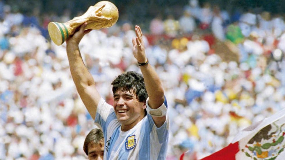 Maradona nâng cao chiếc Cup vô địch World Cup 1986 với tấm băng đội trưởng.
