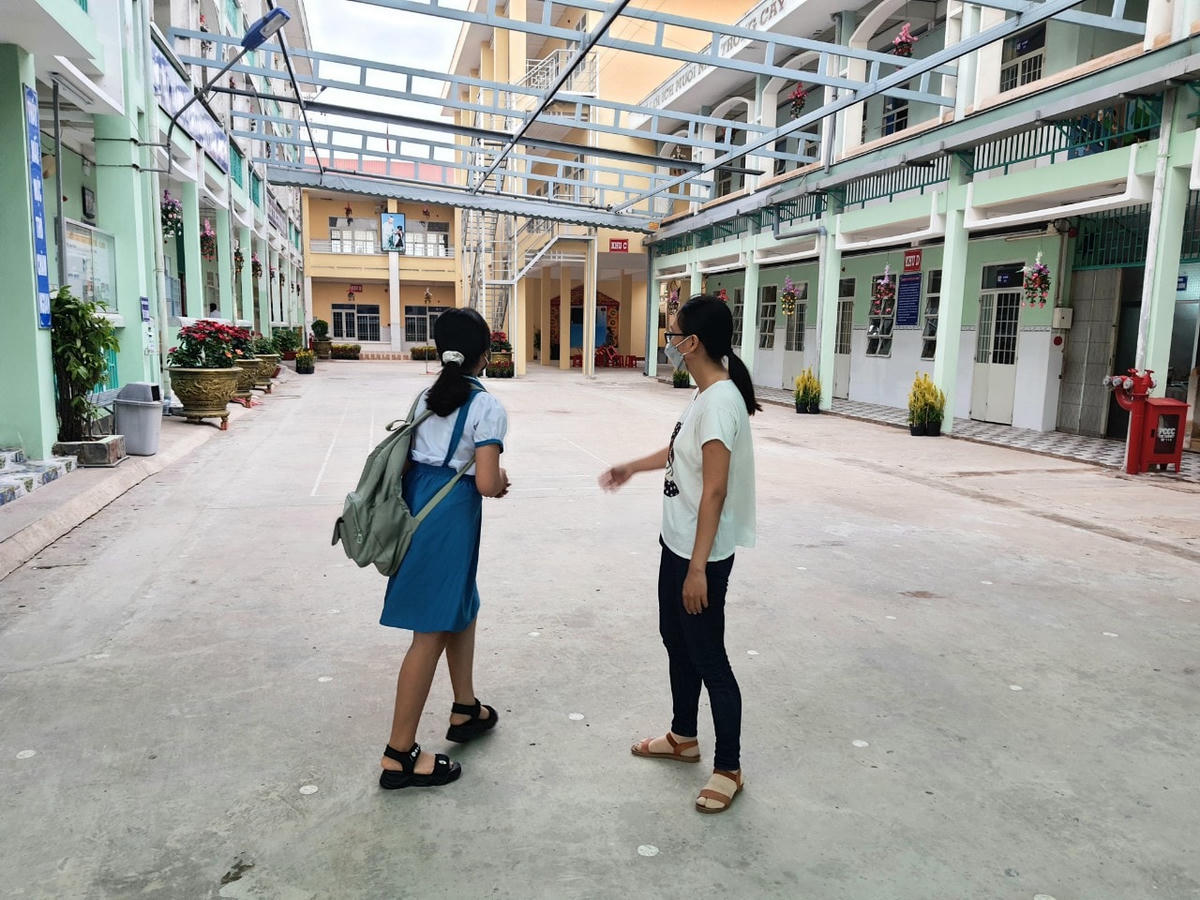 Giáo viên đã đứng ở cổng đón học sinh, các em được hướng dẫn đo thân nhiệt đầy đủ.