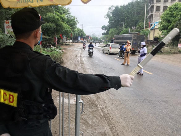 Mỗi nơi mỗi kiểu “chốt chặn”. Ảnh: Quang Thế.