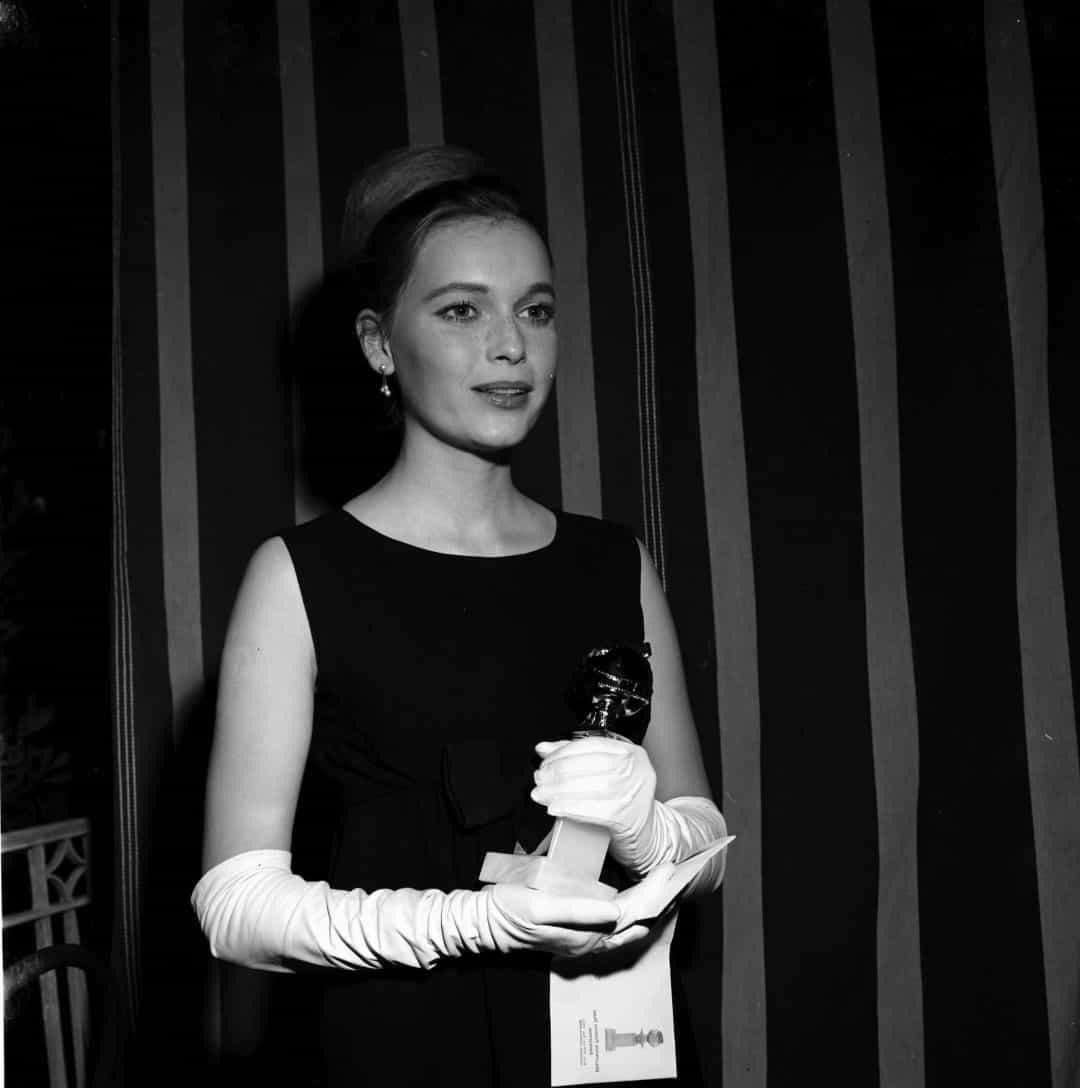 Nữ diễn viên Mia Farrow diện váy đen cổ điển với găng tay trắng dài đến khuỷu tay, đơn giản đến lễ đường, năm 1962.  