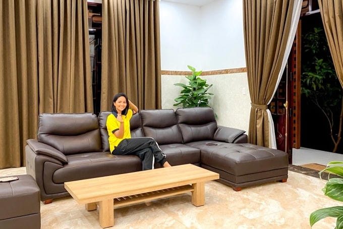 Hoa hậu H'hen NiÊ vui vì tặng đúng món quà bố mẹ mong muốn.