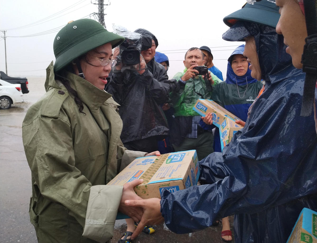 Bà Phạm Thị Hân, Chủ tịch Ủy ban MTTQ Việt Nam tỉnh Quảng Bình trao quà hỗ trợ cho người dân ở vùng lũ huyện Lệ Thủy.