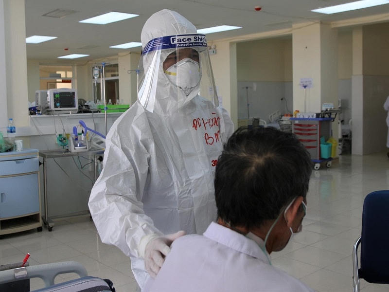 Điều dưỡng Bạch Văn Hoàn (Bệnh viện Bạch Mai ) chăm sóc bệnh nhân ở vùng có dịch Hải Dương. Nguồn: SK&ĐS.