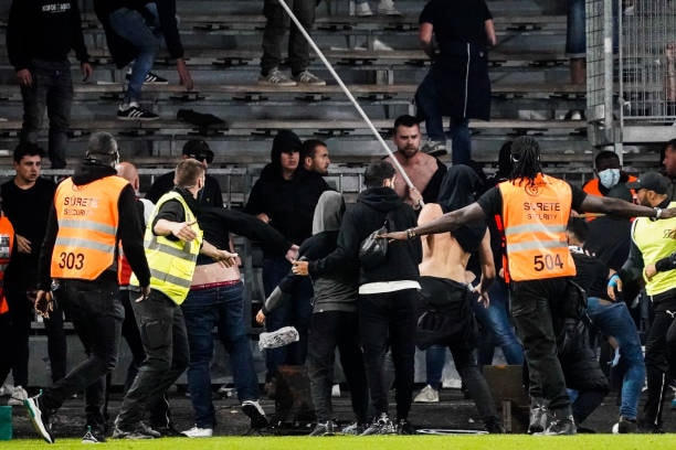 Khán giả giải Ligue 1 lần thứ 3 gây hỗn loạn từ khi Messi đến thi đấu