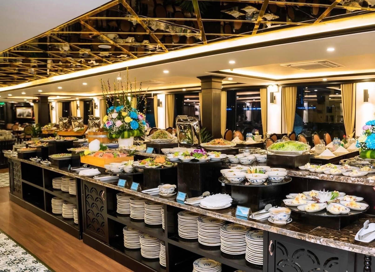 Không gian ẩm thực đặc sắc với những món Á, Âu đa dạng phục vụ thực khách ở "Phố đêm du thuyền".