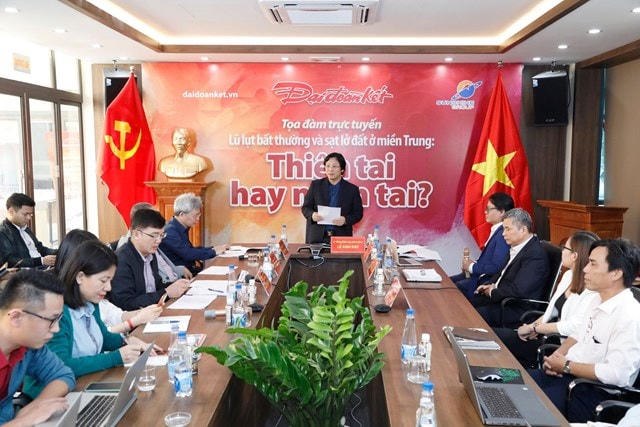 Các chuyên gia, khách mời tại buổi tọa đàm “Lũ lụt bất thường và sạt lở đất ở miền Trung: Thiên tai hay nhân tai?” do báo Đại Đoàn kết tổ chức hôm 5/11 tại Hà Nội.