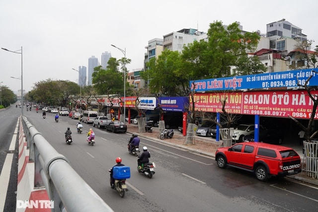 Theo phản ánh của người dân sinh sống trên tuyến đường Nguyễn Văn Huyên (Cầu Giấy, Hà Nội), thời gian gần đây, hàng cây sưa đỏ trồng trên vỉa hè nơi đây có dấu hiệu khô héo, mục nát, trơ trụi lá và không còn khả năng sinh trưởng.  