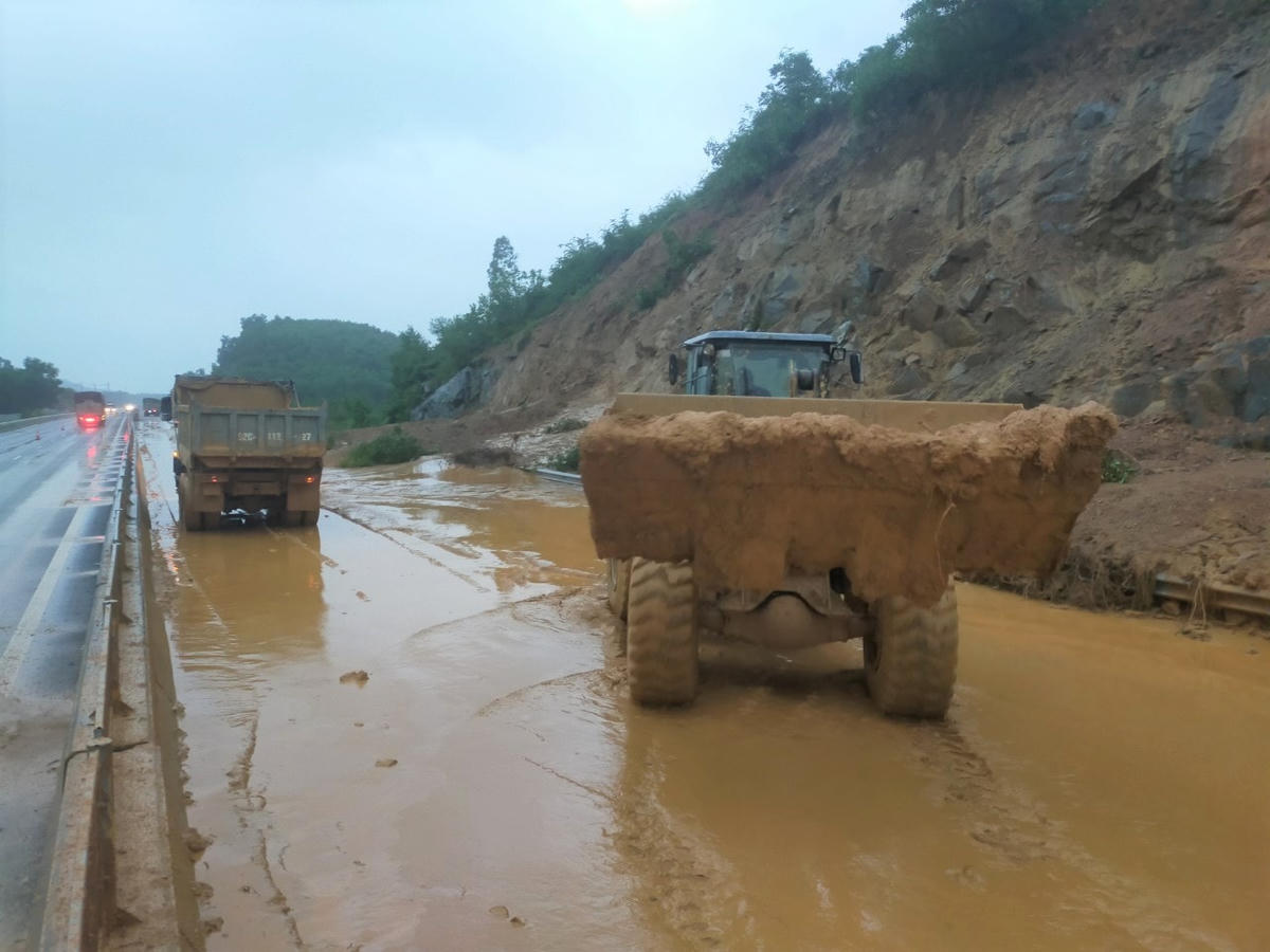 Khắc phục điểm sạt lở Km 76+900, trên cao tốc Đà Nẵng- Quảng Ngãi.