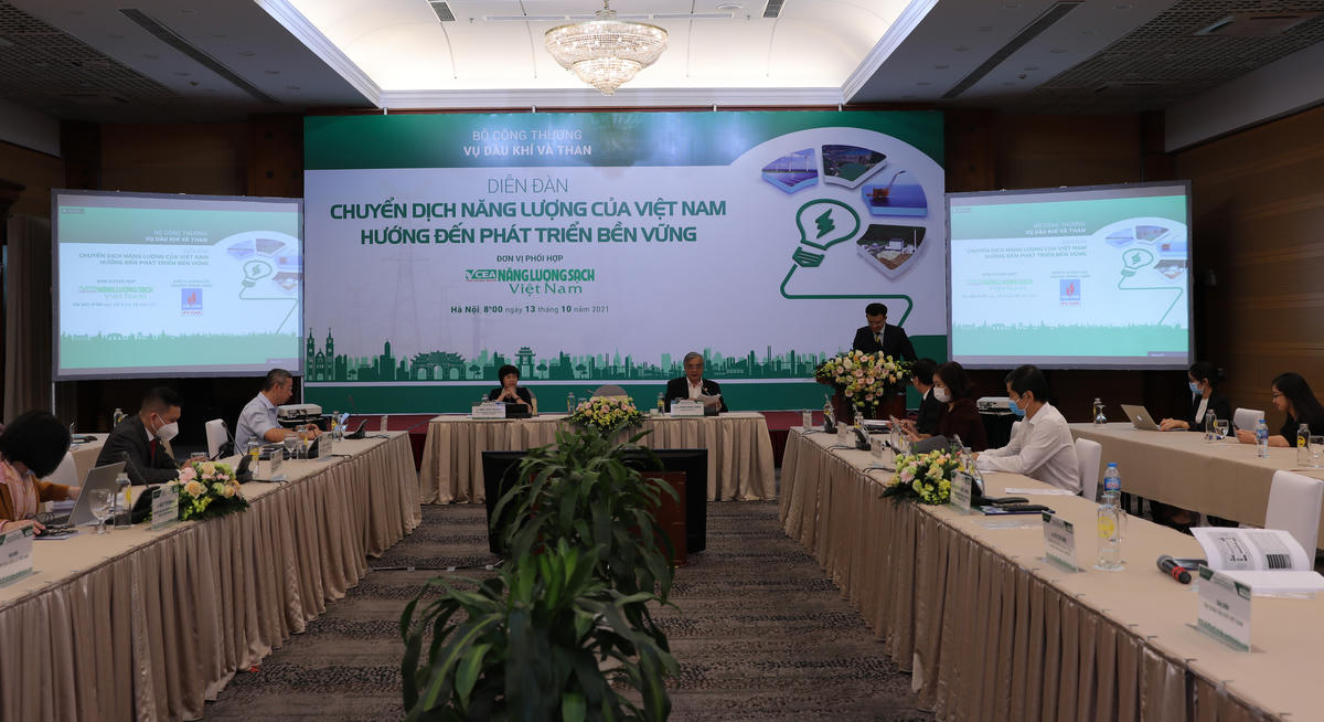 Toàn cảnh diễn đàn.