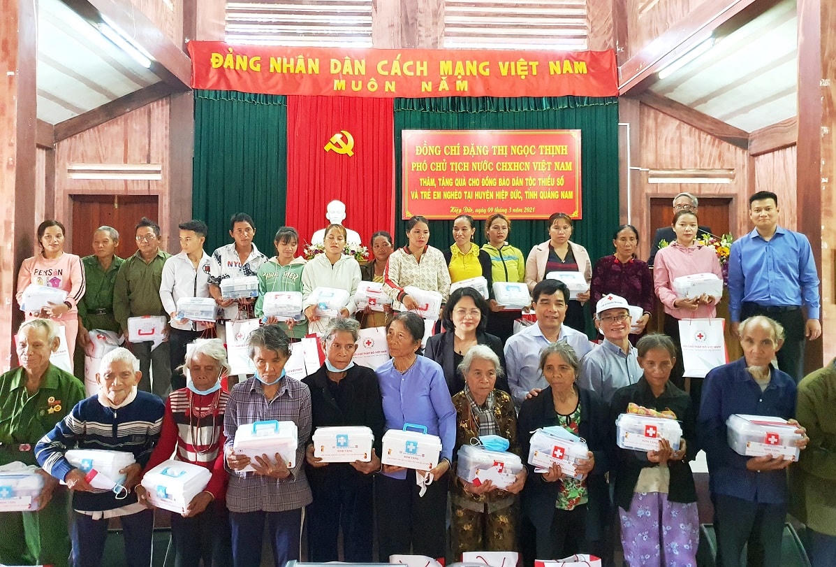 Bà Đặng Thị Ngọc Thịnh tặng quà quà cho các gia đình dân tộc thiểu số ở huyện Hiệp Đức.