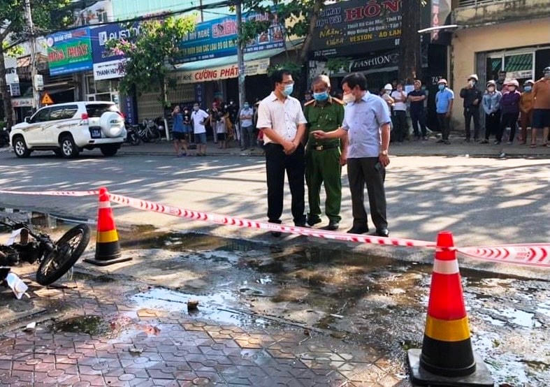 Ông Đặng Văn Minh (phải) chỉ đạo tại hiện trường vụ cháy.