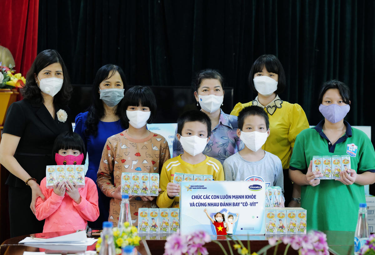 Vượt qua các trở ngại do Covid-19, Vinamilk vẫn tiếp nối hành trình Quỹ sữa Vươn cao Việt Nam, mang hàng triệu ly sữa đến với trẻ em khó khăn trên cả nước.