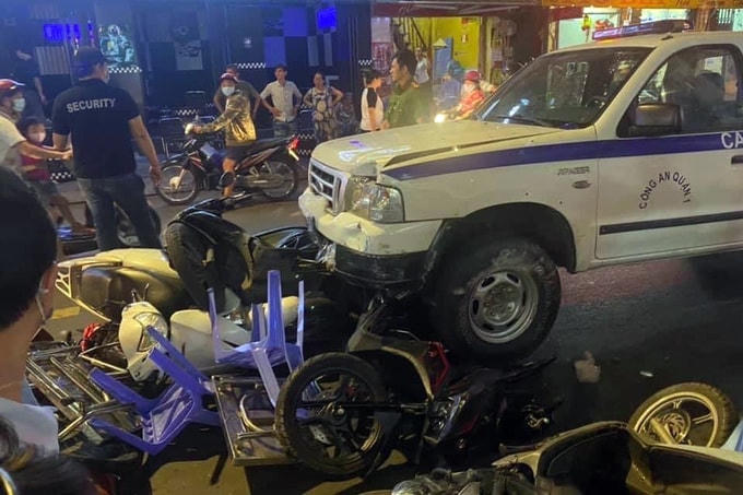 Chiếc xe tông nhiều xe máy và bàn ghế của quán nhậu.