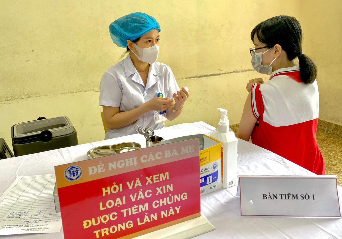 2 loại vaccine phòng Covid-19 được lựa chọn tiêm chủng cho trẻ là vaccine Comirnaty của Pfizer/BioNTech cho trẻ từ 5 đến dưới 12 tuổi và vaccine Spikevax của Moderna cho trẻ từ 6 đến dưới 12 tuổi.