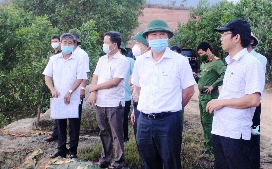 Ông Lê Trí Thanh (đội mũ cối xanh) kiểm tra khu vực bãi thải vàng Bồng Miêu.