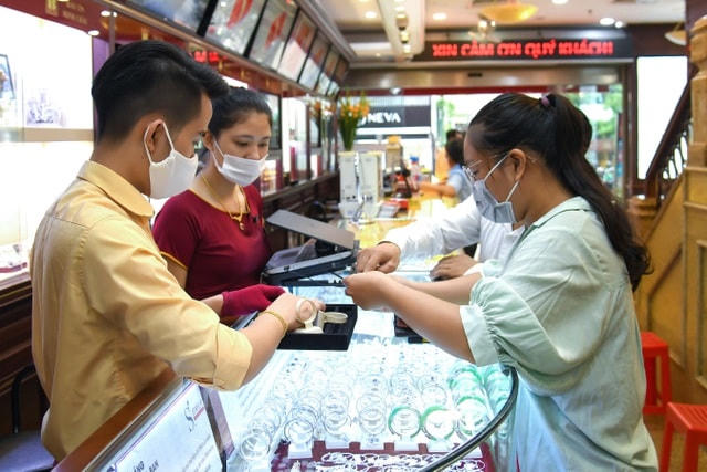 Thị trường vàng sôi động trong những ngày báo giá (ảnh: Sơn Tùng).