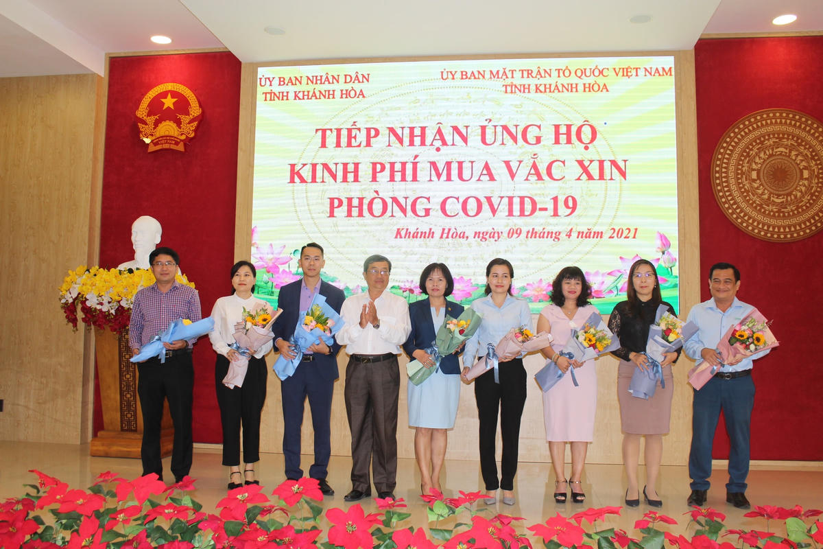 tiếp nhận tiền ủng hộ mua vaccine.
