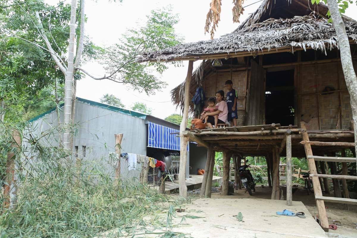 Hy vọng với sự mạnh tay của công cuộc phòng, chống tham nhũng, của pháp luật, rồi đây người ta sẽ không thể, không muốn và không dám tiêu cực, tham nhũng. (Trong ảnh: Bà con Ơ Đu xã Nga My, huyện Tương Dương, tỉnh Nghệ An).