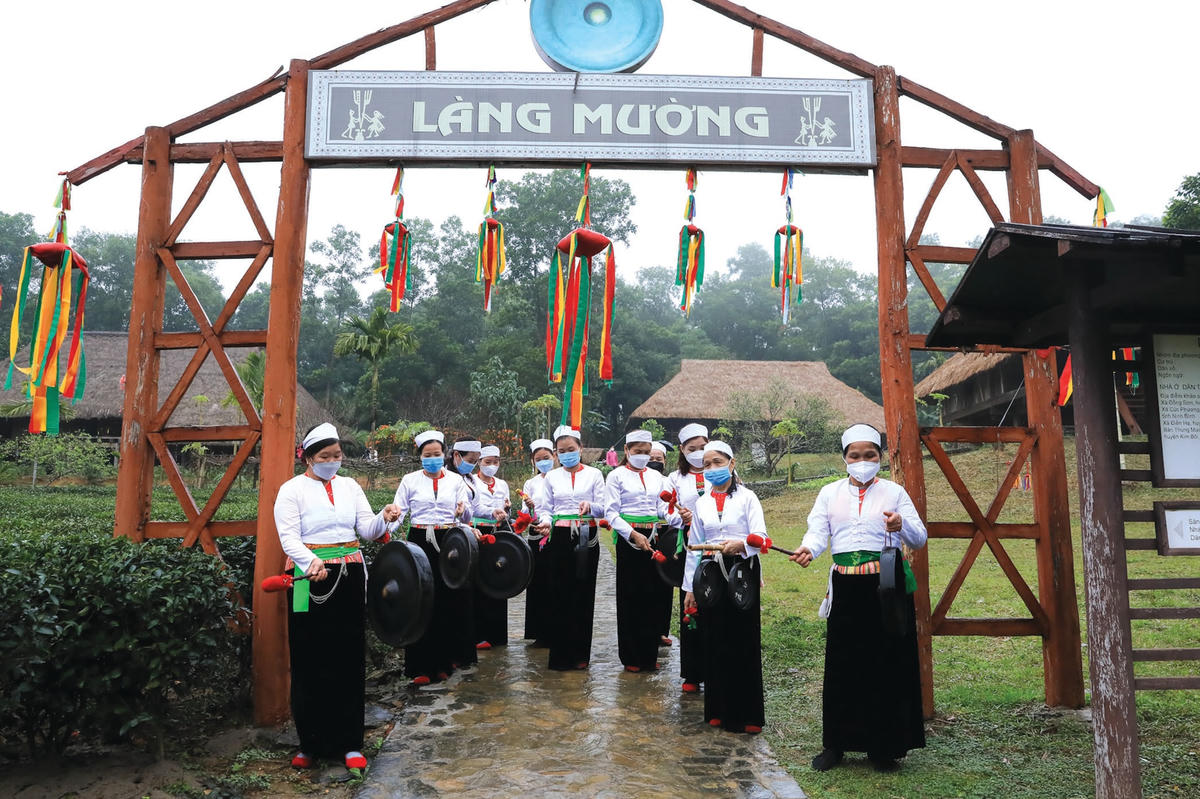 Đồng bào dân tộc Mường mở hội ngày xuân.