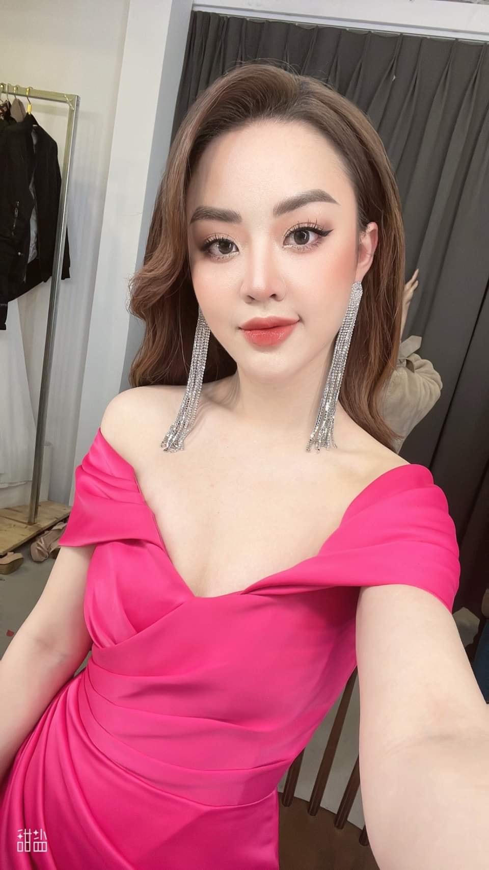 Hoàng Hải Thu sở hữu gương mặt khả ái, ưu nhìn, cô sở hữu chiều cao 1m70 cùng số đo 3 vòng 85-60-90.