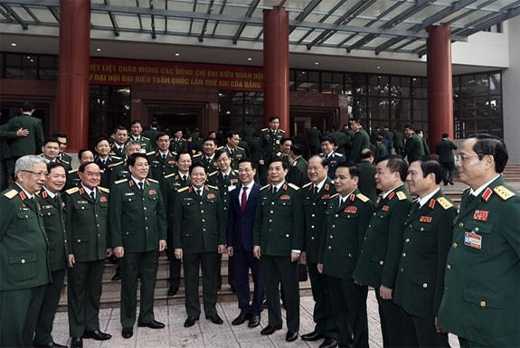 Các đại biểu trao đổi bên lề buổi gặp mặt.