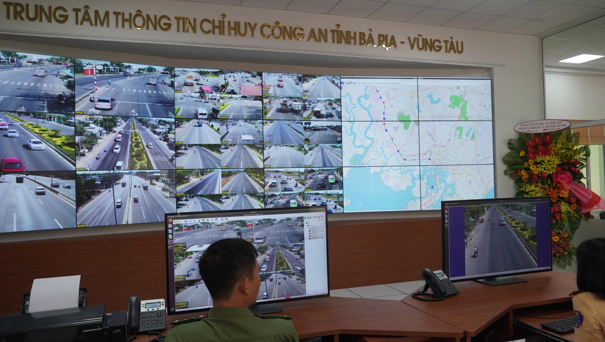 Trung tâm thông tin chỉ huy.