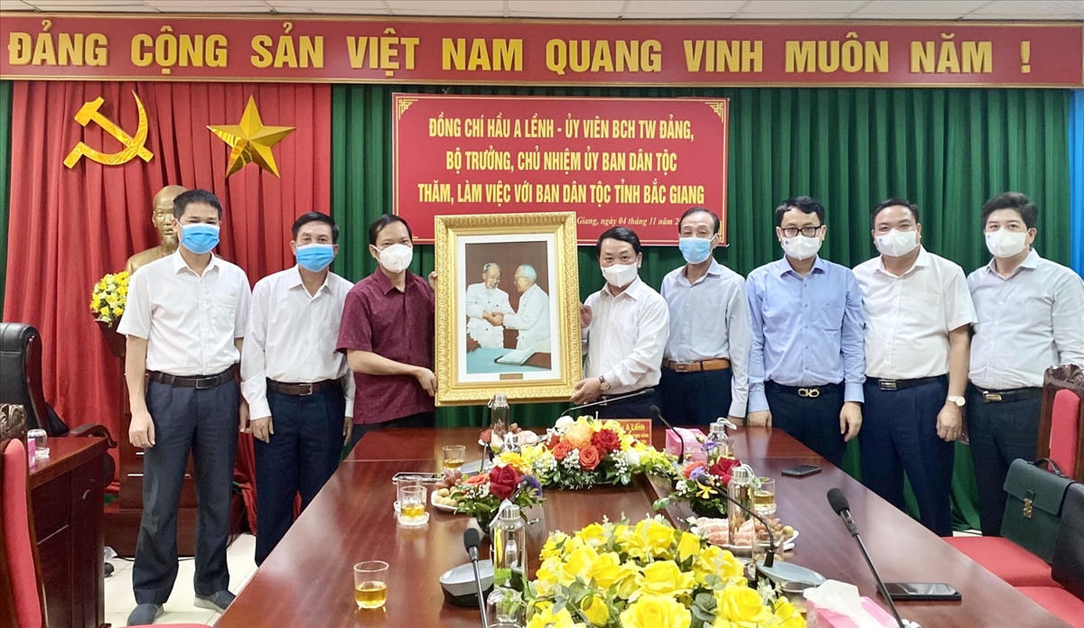 Bộ trưởng, Chủ nhiệm Ủy ban Dân tộc Hầu A Lềnh tặng quà lưu niệm cho Ban Dân tộc tỉnh Bắc Giang.