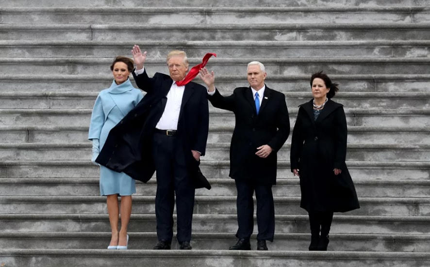 Đệ nhất phu nhân Melania Trump, Tổng thống Mỹ Donald Trump, Phó Tổng thống Mike Pence và phu nhân Karen, vẫy tay chào tạm biệt trực thăng của cựu Tổng thống Barack Obama khi nó khởi hành từ Điện Capitol Mỹ sau Lễ nhậm chức của Trump ở Washington DC, ngày 20/1/2017.