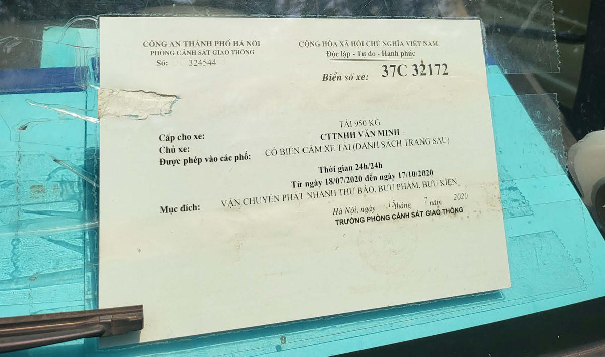 Hàng loạt xe Bưu chính Văn Minh mà phóng viên Báo Đại Đoàn Kết ghi lại cho thấy phần lớn không có giấy phép vào phố cấm, hoặc có thì cũng đã hết hạn.