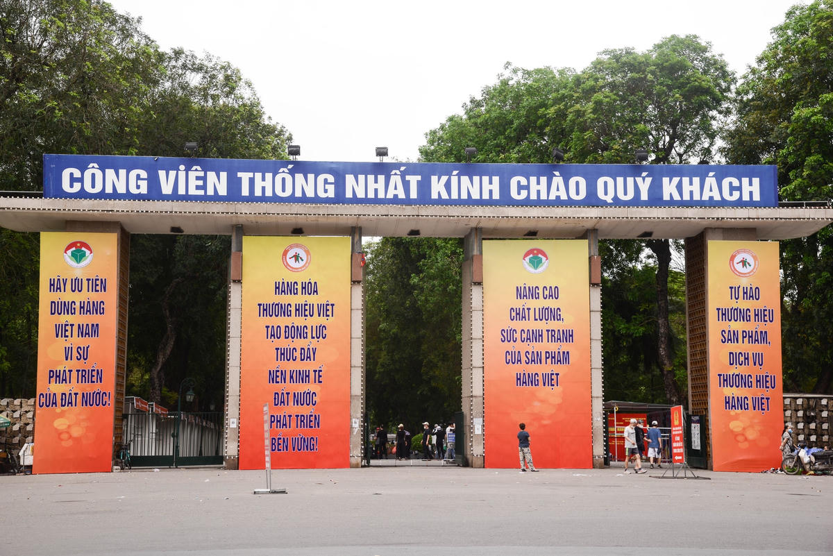 Công viên Thống Nhất đối diện hồ Thiền Quang là một trong những công viên lớn ở Hà Nội, và được tiếp giáp với 4 mặt phố: phố Trần Nhân Tông, Nguyễn Đình Chiểu, Lê Duẩn và Đại Cồ Việt.