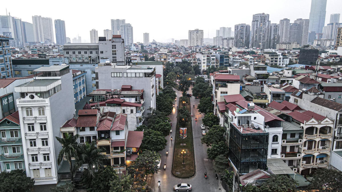 Theo đó, con phố mang tên nhà thơ, nhà soạn kịch Lưu Quang Vũ được nằm trên địa bàn quận Cầu Giấy từ ngã ba giao cắt đường Nguyễn Khang tại số nhà 69 đến ngã ba giao cắt ngõ 22 Trung Kính, đối diện trường THCS Yên Hòa.