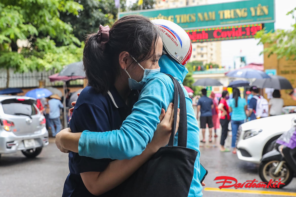 Niềm vui mừng của phụ huynh khi biết tin con của mình đã vượt qua 2 môn thi cuối cùng một cách dễ dàng.